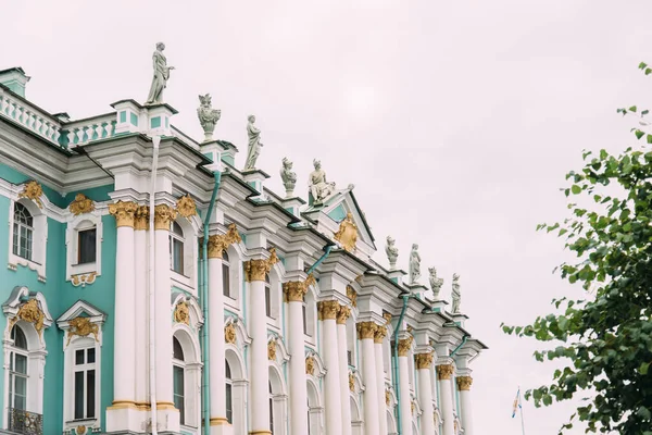 Prvky fasády Zimního paláce ze strany nábřeží Dvorsovaya. — Stock fotografie