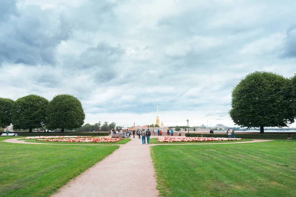 Gezicht op het beursplein en de Peter en Paul vesting. — Stockfoto