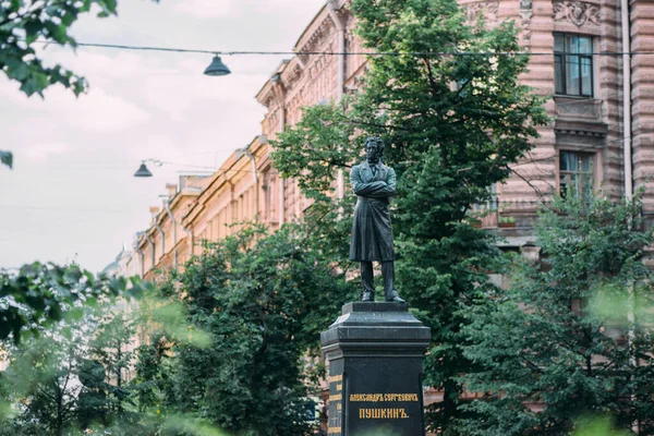 Monument över Pushkin på Pushkinskaja Street. Detta monument är en federal kulturarv plats. — Stockfoto
