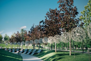 Sanat eseri Krasnodar Parkı 'ndaki Büyük Karahindiba Sokağı.
