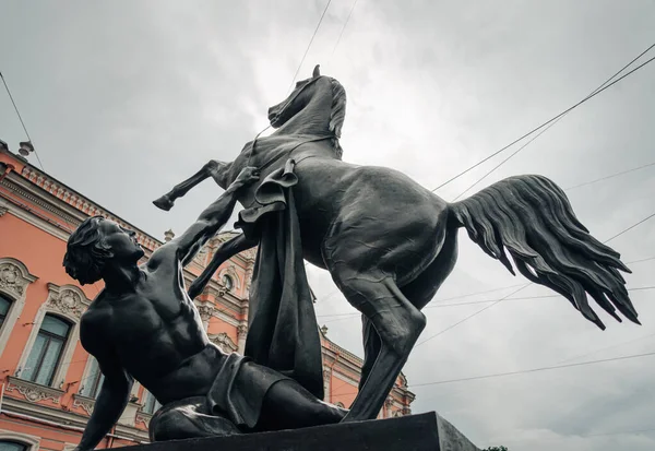 Anichkovbron. Skulpturala grupper: tämjandet av en häst av en man. — Stockfoto