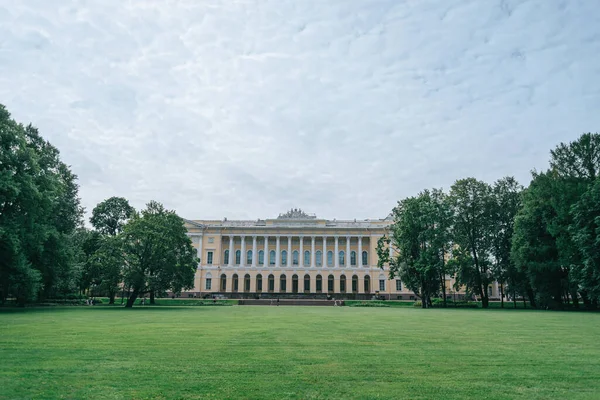 The northern facade of the Mikhailovsky Palace. Mikhailovsky Garden. — Stock Photo, Image