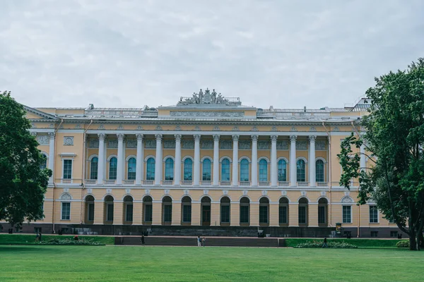 The northern facade of the Mikhailovsky Palace. Mikhailovsky Garden. Close up. — Stock Photo, Image