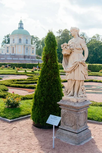 Paleis en park ensemble Oranienbaum, onderste tuin. Standbeeld van Pomona. — Stockfoto
