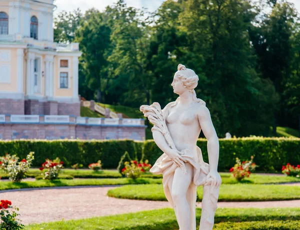Escultura de mármol de diosa. Palacio y parque conjunto Oranienbaum, jardín inferior. —  Fotos de Stock