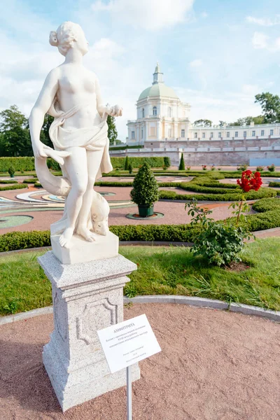 Paleis en park ensemble Oranienbaum, onderste tuin. Standbeeld van Amphitrite. — Stockfoto