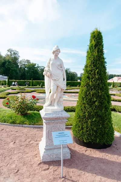 Palacio y parque conjunto Oranienbaum, jardín inferior. Estatua de Minerva. —  Fotos de Stock