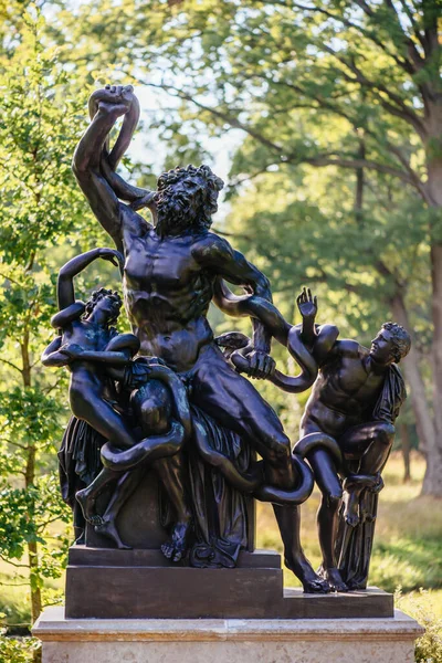 Skulptur Laocoon nära det kinesiska palatset i parken ensemble Oranienbaum. — Stockfoto