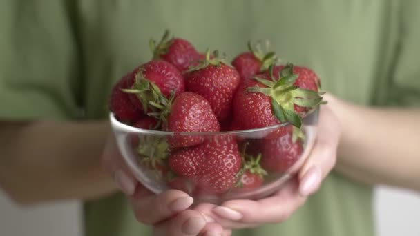 Woman holds strawberries. — ストック動画