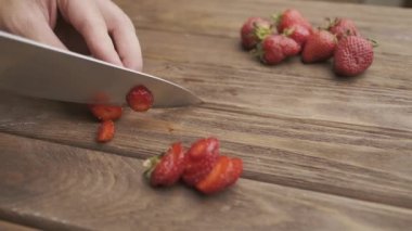 Adam çilek kesiyor.