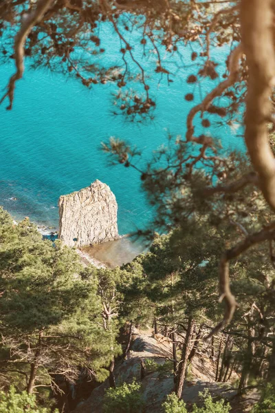 Karadeniz kıyısında doğal bir dönüm noktası olan Yelken Kayası manzarası. — Stok fotoğraf