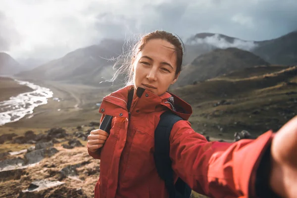 Gezgin dağda selfie çekiyor.. — Stok fotoğraf