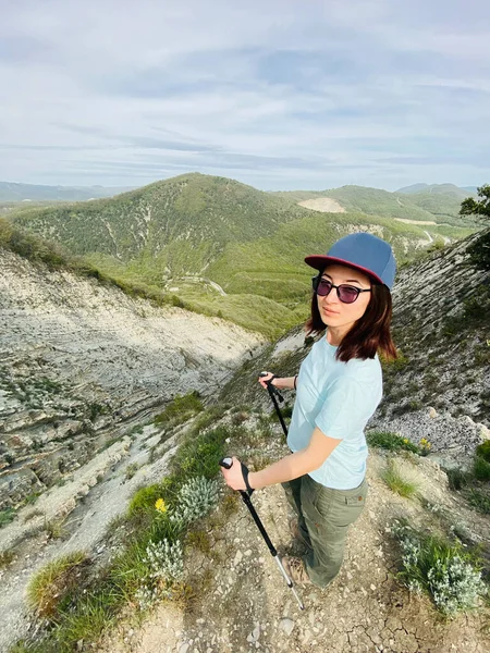 Mujer excursionista en las montañas es fotografiado en un ángulo hiper amplio — Foto de Stock