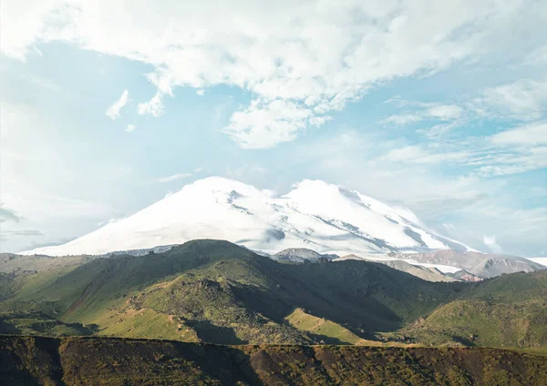 Monte Elbrus y un valle verde montañoso — Foto de Stock