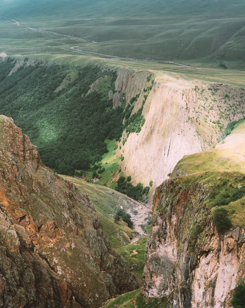 Paisaje de la garganta en las montañas del Cáucaso. — Foto de Stock