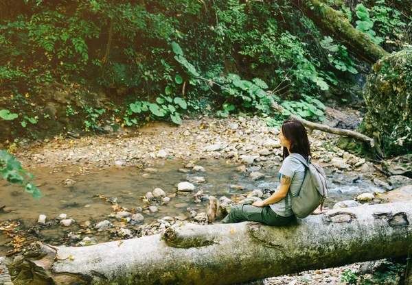 Donna turista con uno zaino sta riposando. — Foto Stock