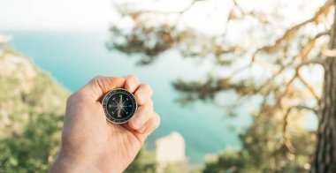 Elinde pusula olan bir erkek yolcu..