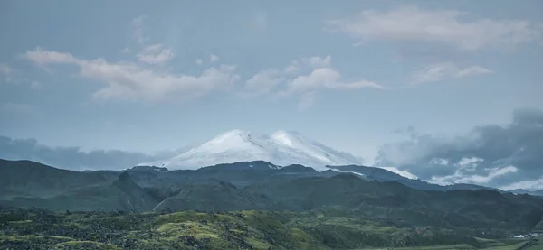 Monte Elbrus y un valle verde montañoso al amanecer. —  Fotos de Stock