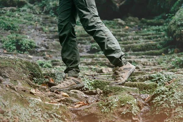 Una mujer irreconocible vestida con pantalones y zapatos de trekking. — Foto de Stock