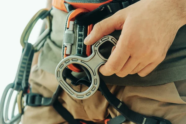 O alpinista mostra um dispositivo especial Oito para atrasar. — Fotografia de Stock