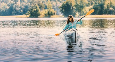 Genç bayan gezgin su üzerinde küçük bir yolculuk yapar..