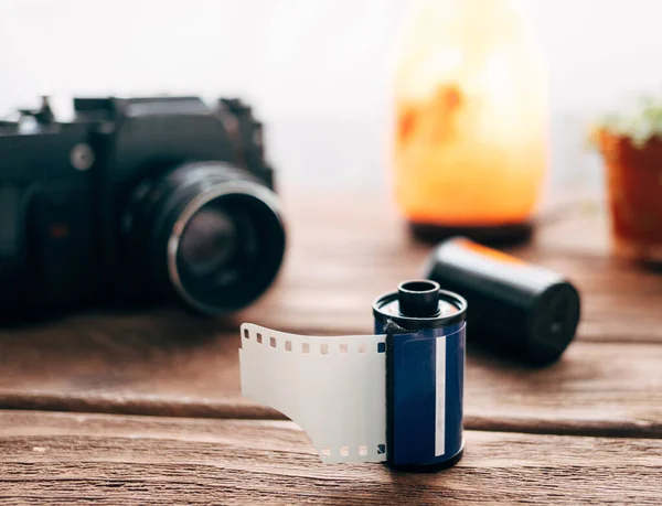 Fechar-se Carretel de filme fotográfico em uma mesa de madeira. — Fotografia de Stock