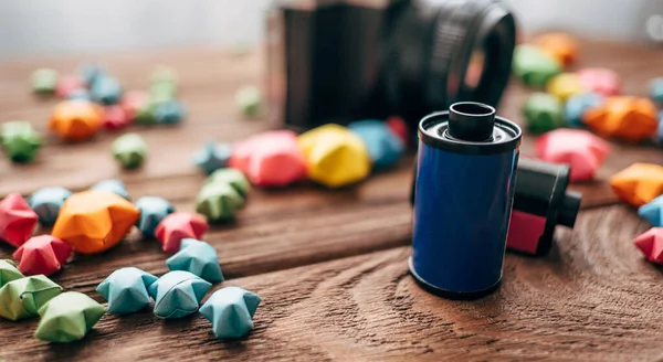 Fechar-se Carretel de filme fotográfico em uma mesa de madeira. — Fotografia de Stock