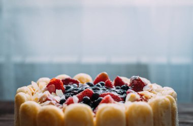 Parlak orman meyveleriyle süslenmiş şenlikli pasta..