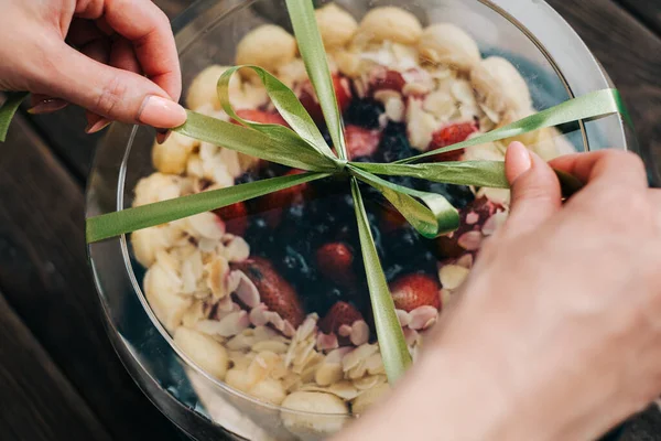 Pasta ambalajı ile kadın ellerine yakın çekim. — Stok fotoğraf