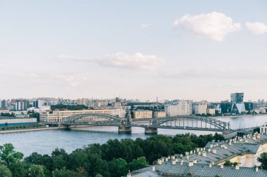 Smolny Katedrali 'nin çan kulesinin gözlem güvertesinden Bolsheokhtinsky Köprüsü manzarası.