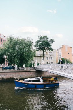 Dört Aslan Köprüsü ve Griboyedov Kanalı 'nda turistlerle dolu bir gezi teknesi..