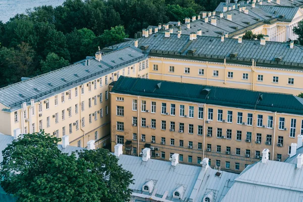 Vista dos telhados do Instituto Smolny a partir do convés de observação da torre sineira da Catedral Smolny. — Fotografia de Stock