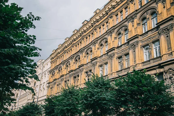 Um prédio de apartamentos do final do XIX. Antiga mansão de Strubinsky. — Fotografia de Stock