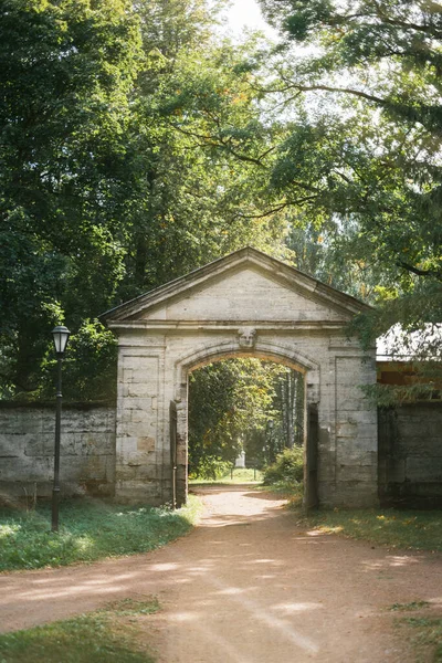 Silvian Gate, werd gebouwd aan het einde van de 18e eeuw, de auteur van het project is V. Brenna. — Stockfoto