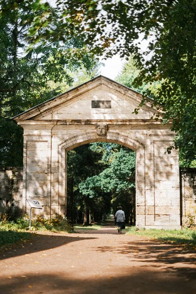 Сильвійські ворота Маска бородатого лісового бога вирізьблена над аркою. — стокове фото