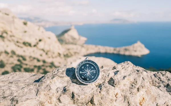 Kompas na vrcholu hory bez lidí. — Stock fotografie