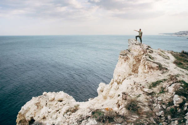 Voyageur seul sur le bord des montagnes de falaise et regardant la vallée. — Photo