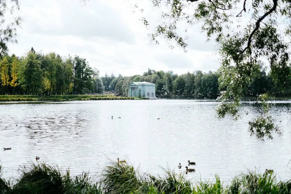 Gyönyörű táj a népszerű Gatchina közparkban. A Vénusz Pavilon. — Stock Fotó