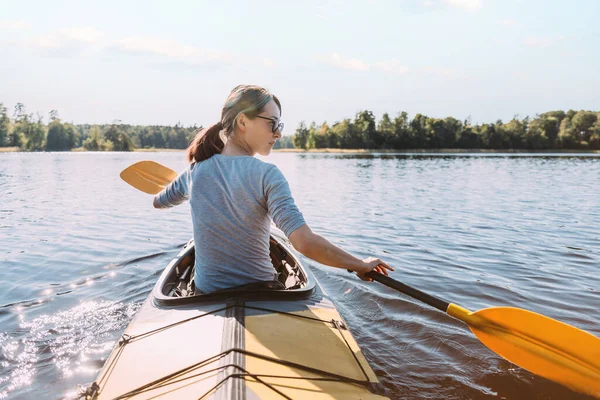 View from the back, a woman on a boat. — Stock Photo, Image