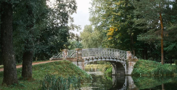 Puente viejo sobre el río en el parque de verano Gatchina. —  Fotos de Stock