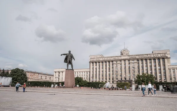 Staden landskap Moskva Square och människor går runt. — Stockfoto