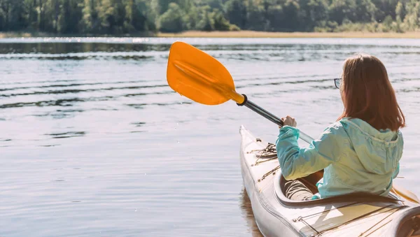 Mujer irreconocible kayak viajero flota en el río. —  Fotos de Stock