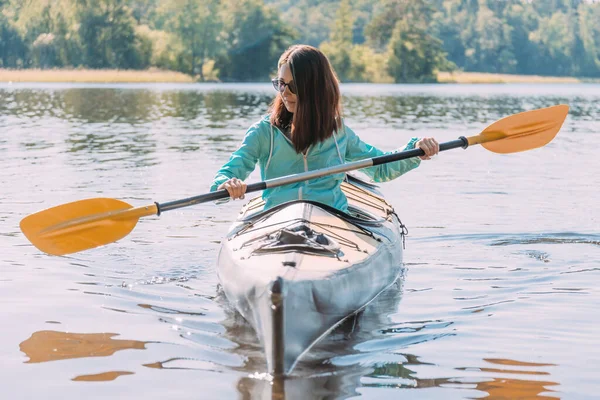Mulher kayaker viajante com remo nas mãos. — Fotografia de Stock