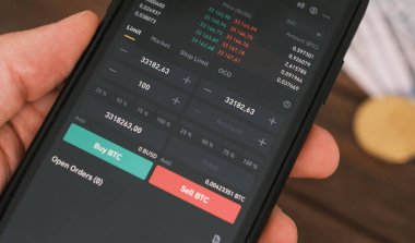 Şifreleme para birimi alma veya satma uygulamasının telefon ekranında.