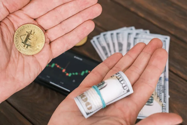 Geld in Kryptowährung Bitcoin investieren. — Stockfoto