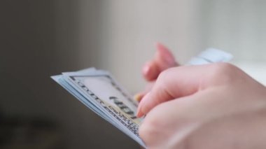 Kadın ellerinin elle sayımı için ABD doları..