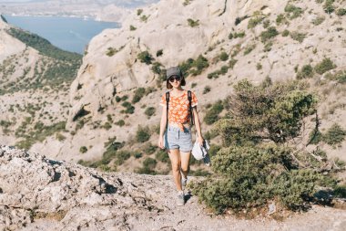 Yürüyüş yapan kadın dağlarda doğa yürüyüşü yapıyor..