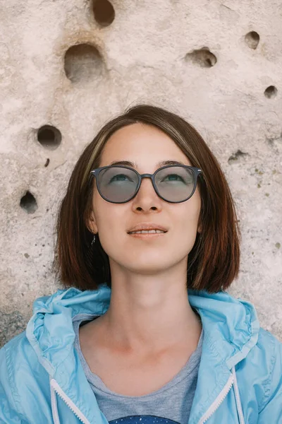Kayaların Arka Planında Genç Bir Kadın Gezginin Portresi — Stok fotoğraf