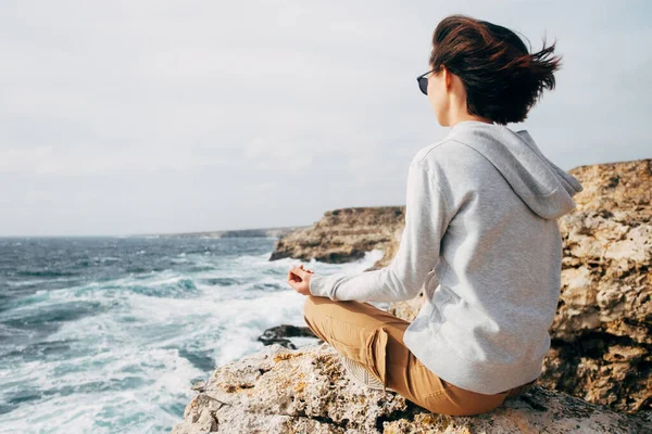 Ung Kvinna Sitter Lotusställning Och Övar Meditation Nära Havets Strand — Stockfoto