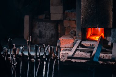 Küçük ev yapımı metal sertleştirme fırını..